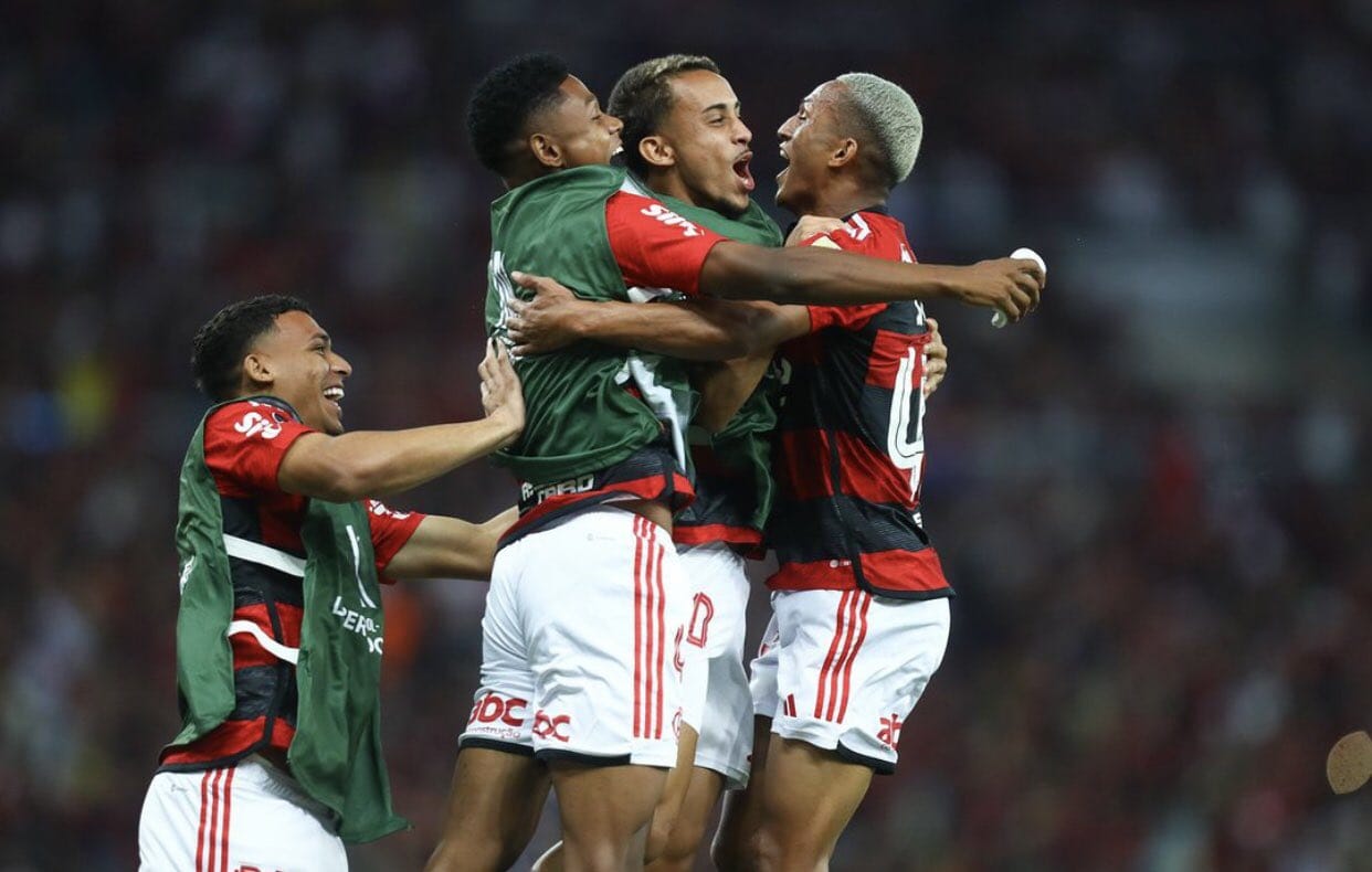 joias da base comemorando um gol. Foto: Marcelo Cortes/CRF